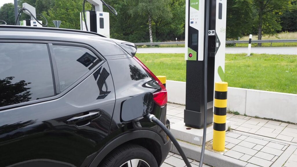 Een elektrische auto opladen bij snellaadpaal
