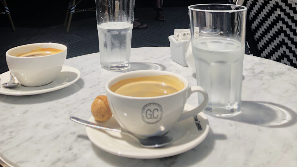 Voor koffie in een leuke koffietent vinden we een andere prijs redelijk dan voor koffie thuis.