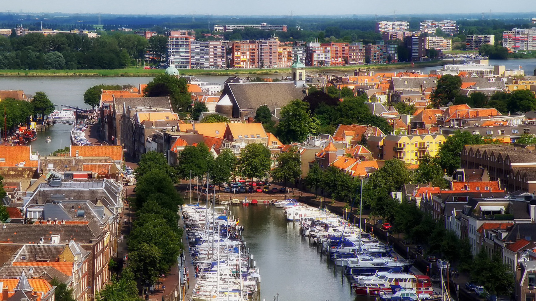 Uitzicht over woningen en andere gebouwen in Dordrecht Uitzicht over woningen en andere gebouwen in Dordrecht